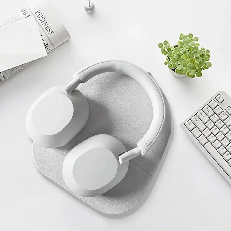 Over-ear Bluetooth gaming headphones with ANC
