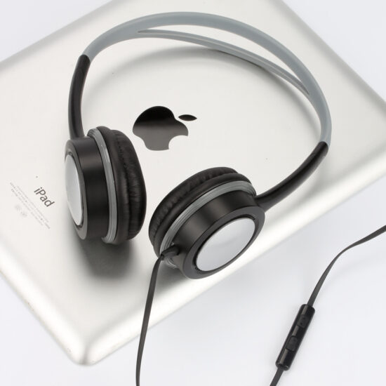 Wired over-ear headphones with noise isolation

