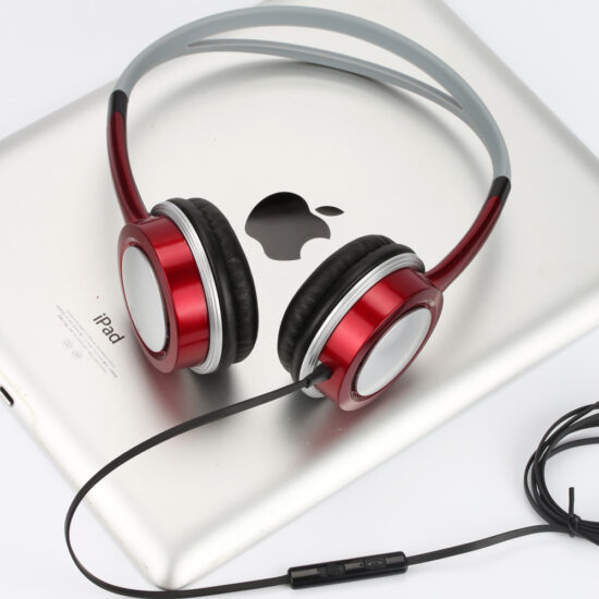 Wired over-ear headphones with noise isolation

