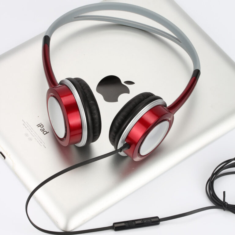 Wired over-ear headphones with noise isolation
