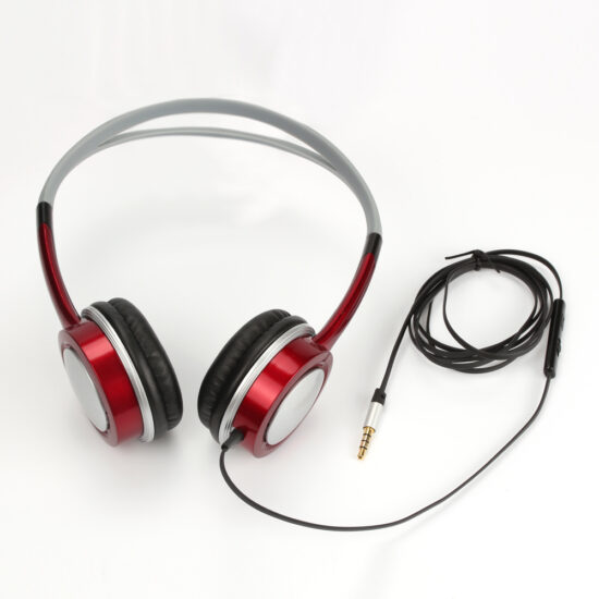 Wired over-ear headphones with noise isolation


