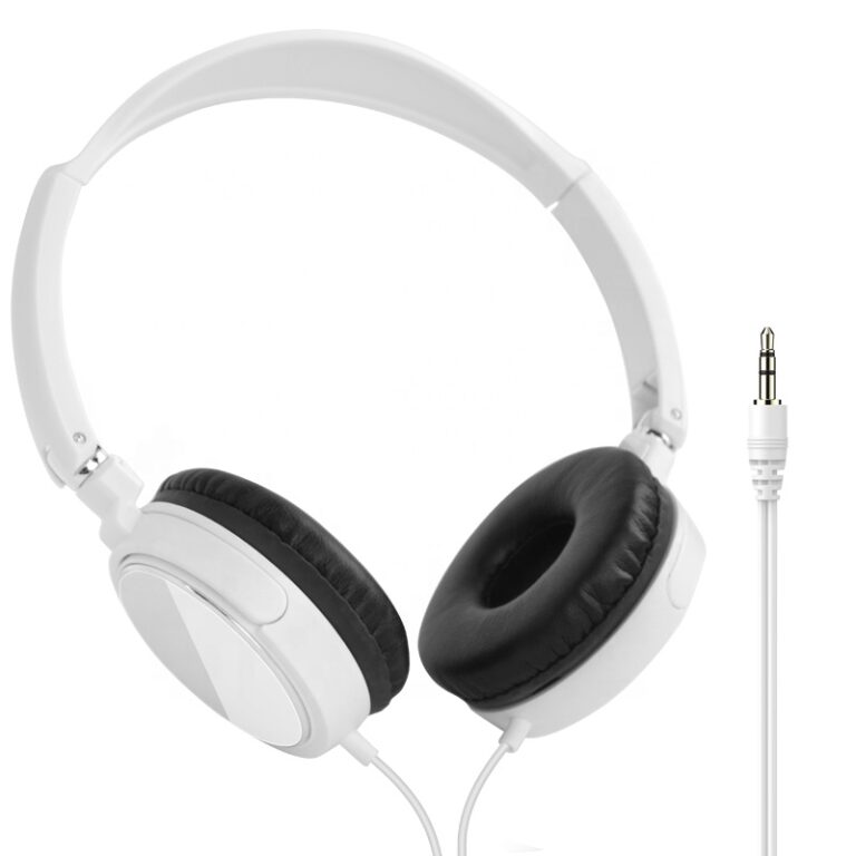 Wired stereo headphones for computer music and gaming