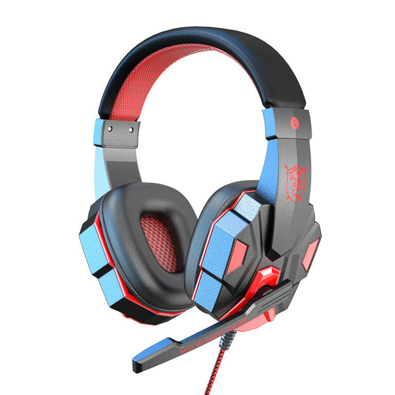 Over-ear wired gaming headset with microphone